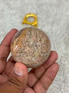 Sphère polie en agate fleurie de couleur rose blush, avec motifs de plumes délicats, accents laiteux, forme arrondie et d'une esthétique artistique. - Product Image 2