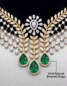 Elegante conjunto de collar choker inspirado en esmeraldas verdes, con diseño de hojas y malla, con circonitas y moissanita, para novias, bodas y ocasiones especiales. - Product Image 2