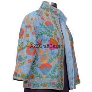 Motif floral vintage, broderie Suzani multi-saison, design dessiné à la main, écologique, respirant, séchage rapide, col en V - Product Image 4