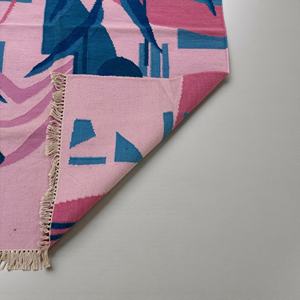 Tapis Kilim en Laine Tissé à la Main Moderne, Motif Botanique Tropical Abstrait (Rose Teal), Tissage Plat Contemporain, Écologique, Antidérapant - Product Image 4