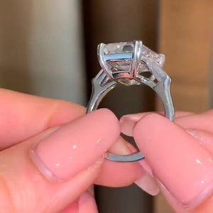 Anillo de Compromiso de Diamante Moissanite VVS Premium, Joyería Fina de Lujo para Propuesta de Matrimonio, Celebración y Estilo Atemporal - Product Image 2
