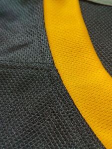 Camiseta de Hockey sobre Hielo Personalizada para Hombre, Negra y Dorada, Cuello en V, Manga Larga, Uniforme de Equipo en Blanco, Nombre y Número Sublimados, Camiseta de la Liga de Cerveza - Product Image 3