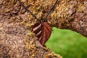 Collier pendentif feuille en bois marron naturel, motif sculpté, cordon noir, longueur réglable, bijoux artisanaux - Product Image 3