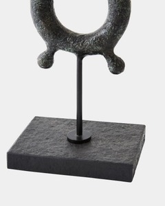 Sculpture métallique abstraite de forme irrégulière, art moderne fait main, décoration de table pour salon - Product Image 2