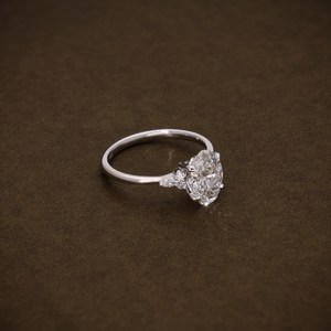 Anillo de Compromiso de Diamante Cultivado en Laboratorio con Corte Oval de Lujo, Certificado IGI, Centro Ovalado con Diamantes Laterales Marquise y Redondos - Product Image 3