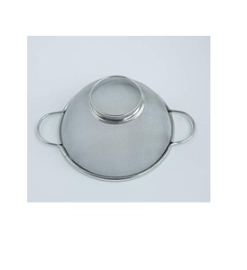 Corbeille à fruits moderne en métal avec design en fil métallique ouvert, idéale pour le stockage et la présentation de fruits frais sur la table à manger - Product Image 3