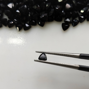 สปิเนลสีดำธรรมชาติ 4 มม. ทรงทริลเลียนคัท คุณภาพดีที่สุด พลอยเม็ดเดี่ยวสำหรับทำเครื่องประดับ ผลิตภัณฑ์จากเรดเมาน์เทน เจมส์ - Product Image 2