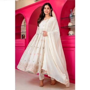 ชุดเดรส Anarkali พร้อมกางเกงและผ้าคลุมไหล่ ผ้าจอร์เจตต์ลายดอกไม้ประดับด้วยงานปักดิ้นทองแบบหนัก งานปักเลื่อม สำหรับส่งออกจำนวนมาก - Product Image 1