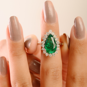 Bague élégante et moderne en émeraudes et diamants de 14x8 mm, pour homme et femme, idéale pour les soirées, en or blanc 14 carats, fournisseur de bijoux. - Product Image 2