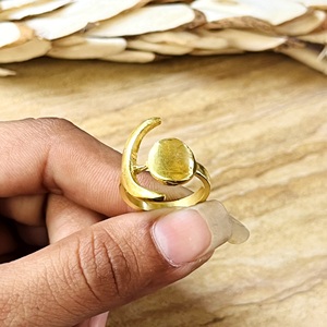 Nuevo Anillo Boho Celestial Minimalista de Latón para Mujer, Anillo de Luna Creciente Chapado en Oro de 18k para Venta al por Mayor/OEM/ODM - Product Image 2