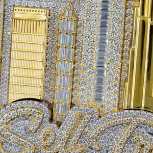 Colgante Temático Rons Buy Sell Trade, Chapado en Oro de 14K, Aleación de Zinc, Cristal, Diamante de Imitación Cultivado en Laboratorio, Amuleto Hip Hop, Certificado IGI, Unisex - Product Image 3