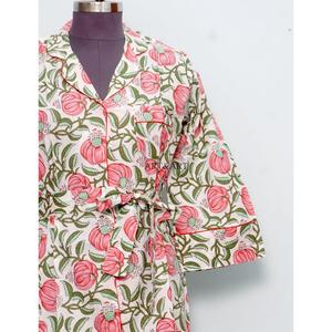 Vestido midi informal de verano para mujer, ecológico, con estampado floral, mangas coreanas, estampado digital, cuello vuelto y cinturón. - Product Image 4