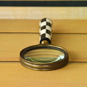 Loupe classique en métal pliable et légère avec poignée en corne à motif circulaire pour la navigation cartographique et la navigation en extérieur professionnelle - Product Image 1