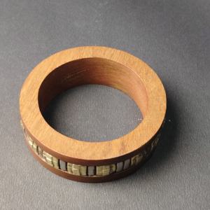 Brazalete de madera de perfil ancho con incrustaciones metálicas detalladas - Joyería de madera tallada a mano de estilo étnico tribal - Product Image 3