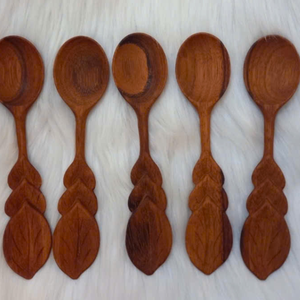 ขายส่งช้อนไม้ขนาด 16 ซม. แกะสลักลายดอกทานตะวัน ใบไม้ หัวใจ และกิ่งไม้ จากไม้เรดวูดและไม้แอช ลายไม้แบบวินเทจ สำหรับใช้บนโต๊ะอาหาร - Product Image 6