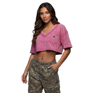 Chemise femme vintage en jersey de coton à col en V court, effet délavé rose, inspirée du style délavé à l'acide, polyvalente, avec poche poitrine brodée sur mesure - Product Image 1