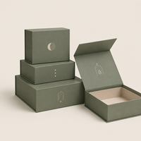 Boîte à bijoux magnétique de luxe portable avec logo personnalisé, gaufrage, papier texturé vert foncé, matériaux recyclés, doublure en éponge pour