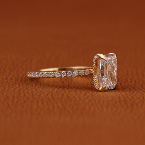 Bague de fiançailles et alliance de luxe en or massif 14 carats avec diamant de laboratoire taille radiant certifié IGI et pavé - Product Image 2