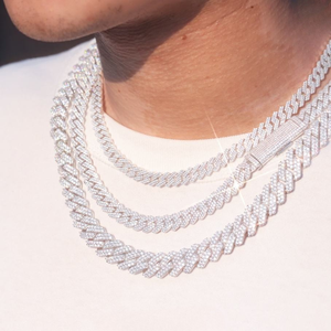 Collar de cadena cubana de lujo de acero inoxidable al por mayor con moissanita, cadena de eslabones chapada en oro pesado personalizada para unisex - Product Image 4
