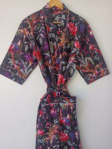 Robe Kimono Bohème Noire à Motifs Floraux en Coton 100% – Longue Robe de Nuit à Manches Longues avec Poches – Vente en Gros – Prêt à Expédier – Fabricant - Product Image 3