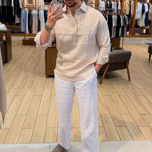 Chemise décontractée à manches longues en tricot avec logo frontal, col à revers, coupe régulière confortable pour homme, beige clair à fines rayures en lin, style Henley - Product Image 5