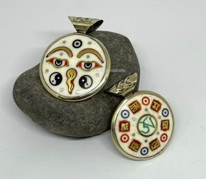 Pendentifs religieux tibétains sur le thème du Bouddha de la paix, en alliage plaqué argent et corail - Product Image 3