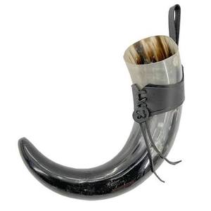 Corne à boire naturelle marron et noire avec sangle en cuir marron pour tenir et accrocher lors de fêtes et dans les bars - Product Image 2