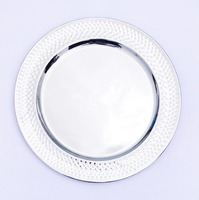 Assiette de présentation ronde en acier inoxydable argenté poli avec bord décoratif texturé