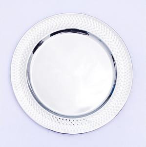 Assiette de présentation ronde en acier inoxydable argenté poli avec bord décoratif texturé - Product Image 1