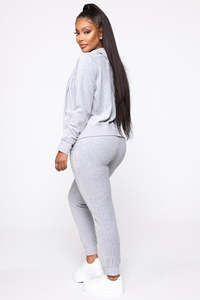 Conjunto Deportivo Personalizado con Pedrería, Pantalones Anchos y Sudadera con Capucha, Estilo Urbano - Product Image 3