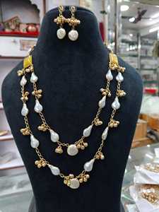 Ensemble de colliers de perles irrégulières à double rangée |   Bijoux indiens perlés dorés |   Coiffure Rani traditionnelle à plusieurs couches |   Collier de créateur - Product Image 5