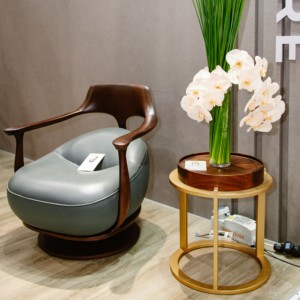 Fauteuil pivotant moderne en bois de noyer du Vietnam avec siège rembourré en cuir noir et base en métal doré, mobilier d'hôtel PISANO - Product Image 6