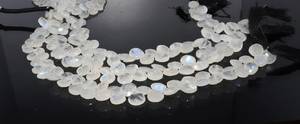Cuentas facetadas de piedra lunar arcoíris blanca natural en forma de corazón de 9-10 mm, cuentas de piedra lunar arcoíris en forma de corazón para la fabricación de joyas - Product Image 2