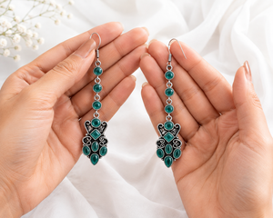 Boucles d'oreilles pendantes longues en zircon vert en gros |   Boucles d'oreilles pendantes bohèmes tendance en argent plaqué antique – Fournisseur en gros - Product Image 5