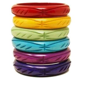 Bracelet élégant en résine pour femme, bijou léger et tendance pour occasions décontractées et formelles, artisanat en résine - Product Image 1