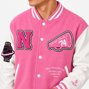 Blouson universitaire unisexe rose coupe-vent d'hiver avec patch brodé, style preppy, col montant, coupe régulière, logo frontal - Product Image 4