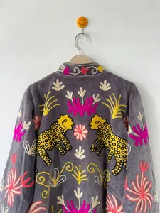 Chaqueta Artesanal de Terciopelo Gris Bordada a Mano para Mujer, Estilo Étnico Suzani, Chaqueta Bordada con Motivos Florales Rajastaníes - Product Image 6