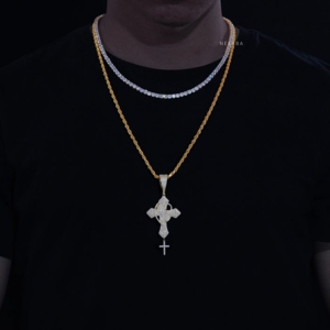 Pendentif Croix de Prière en Argent 925 et Moissanite - Pendentif Artisanal Fait Main avec Pierres Serties à la Main, Pendentif Croix en Moissanite - Product Image 1