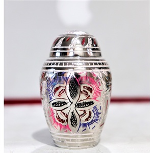 Pequeña urna Meena de latón blanco perla para cenizas Recuerdo de alta calidad de la India para decoración conmemorativa o uso de cremación - Product Image 2