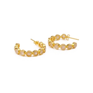 Pendientes de Aro Geométricos de Piedra Lunar Arcoíris, Elegantes y Modernos, Minimalistas, de Acero Inoxidable Chapado en Oro Antideslustre, Hechos a Mano - Product Image 1
