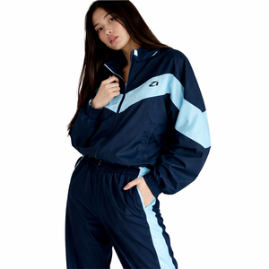 ชุดเซ็ตแจ็คเก็ตและกางเกงวอร์มกันลมสำหรับผู้หญิง OEM แฟชั่น unisex มีกระเป๋า  แบบสั่งทำพิเศษ กันน้ำ น้ำหนักเบา ระบายอากาศได้ดี เหมาะสำหรับกิจกรรมกลางแจ้ง - Product Image 3