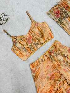 Conjunto Indo-Occidental de 3 Piezas en Georgette con Blusa Elegante y Pantalones Palazzo Estampados, Conjunto Completo Listo para Usar, Atuendo Occidental para Mujer - Product Image 3