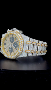 Reloj Cronógrafo Iced Out VVS Moissanite en Oro Amarillo y Plata Bicolor con Esfera Completamente Adornada con Diamantes y Subesferas Negras de Lujo - Product Image 2