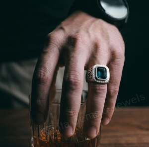Anillo de Plata de Ley 925 para Hombre, Estilo Vintage, con Topacio Azul Corte Esmeralda en Engaste de Bisel, para Joyería Fina y Uso Diario - Product Image 5