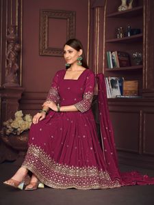 Traje Anarkali de Primera Calidad para Mujer en Color Rosa Oscuro, Manga 3/4, Georgette Crepe, Semi-cosido, para Bodas y Fiestas - Product Image 4