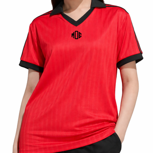 Camiseta de Fútbol Americano Roja con Cuello en V para Mujer, 100% Poliéster, Franjas Verticales, Uniforme de Equipo de Fútbol, Logotipo Personalizado OEM, Ropa Deportiva al por Mayor - Product Image 1