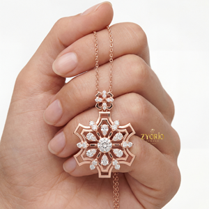 Colgante de Diamantes Florales Geométricos Plateados con Cadena de Eslabones Chapada en Oro, Diseño Moderno y Lujoso para Mujer, Ideal para Bodas, Compromisos y Aniversarios - Product Image 4