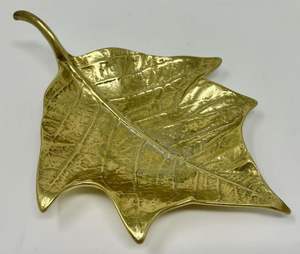 Plat de service en aluminium artisanal pour une présentation élégante et fonctionnelle lors de vos réceptions à la maison - Product Image 3