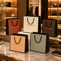 Sac cadeau de luxe en carton blanc, épais, avec logo personnalisé, sac en papier écologique avec poignée en corde pour l'emballage de cadeaux