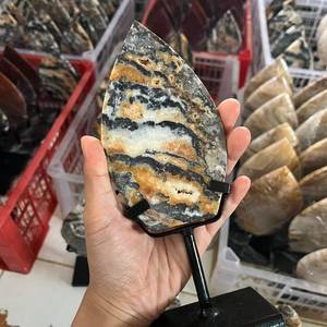 Jaspe Mamba noir naturel poli à la flamme, sculpté à la main, 12,5 cm avec support en fer, cristaux Feng Shui, pierre de guérison - Product Image 4